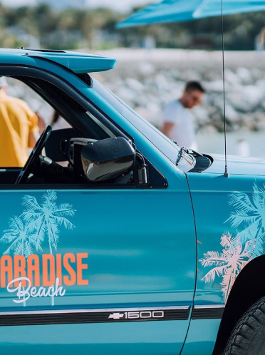 Paradise Beach blue car